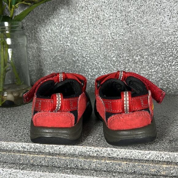 Keen Whisperer Red Closed Toed Sandals Shoes Outdoor Hiking Size 4 Toddler - Picture 6 of 7